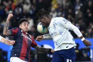 Bisseck nel suo intervento falloso contro il Bologna