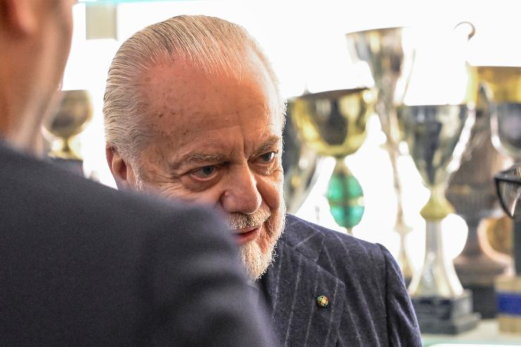 Aurelio De Laurentiis mentre parla a una conferenza a Napoli