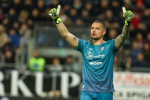 Il portiere del Cagliari Elia Caprile dopo una parata importante