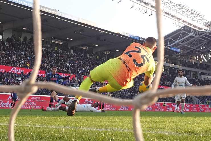 Elia Caprile mentre effettua una parata e difende la porta del Cagliari