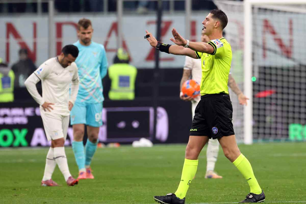 L'arbitro di Milan-Lazio Collu durante la gara delle polemiche
