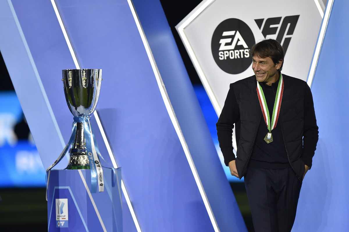 Il tecnico Antonio Conte mentre guarda la Supercoppa appena vinta