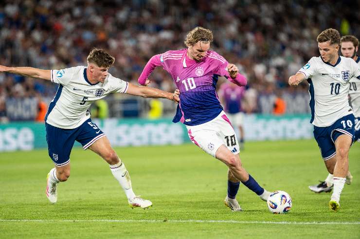 Il difensore della nazionale inglese Cresswell in azione