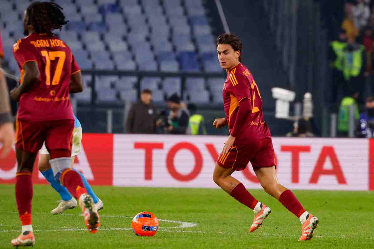 Paulo Dybala mentre cerca d'imbastire un'azione della Roma