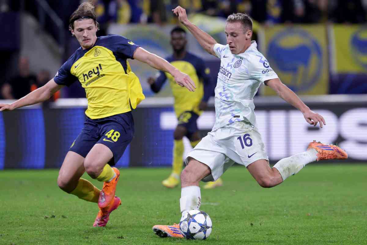 Davide Frattesi mentre tenta una conclusione dalla distanza