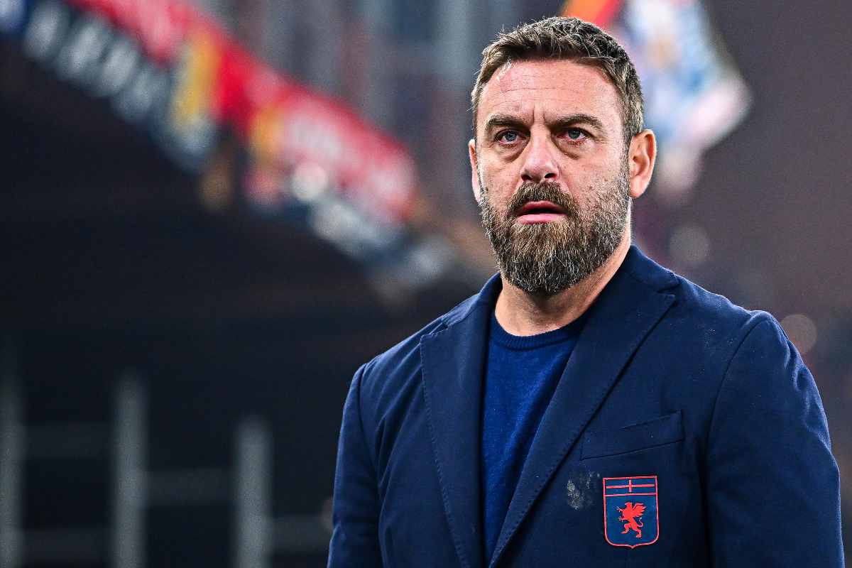Daniele De Rossi mentre attende l'inizio della gara col Genoa