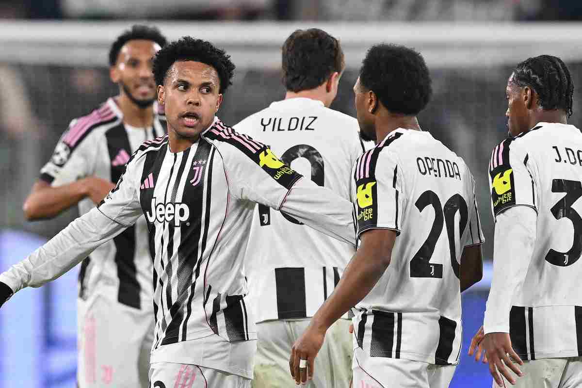 I giocatori della Juventus mentre parlano delle strategie
