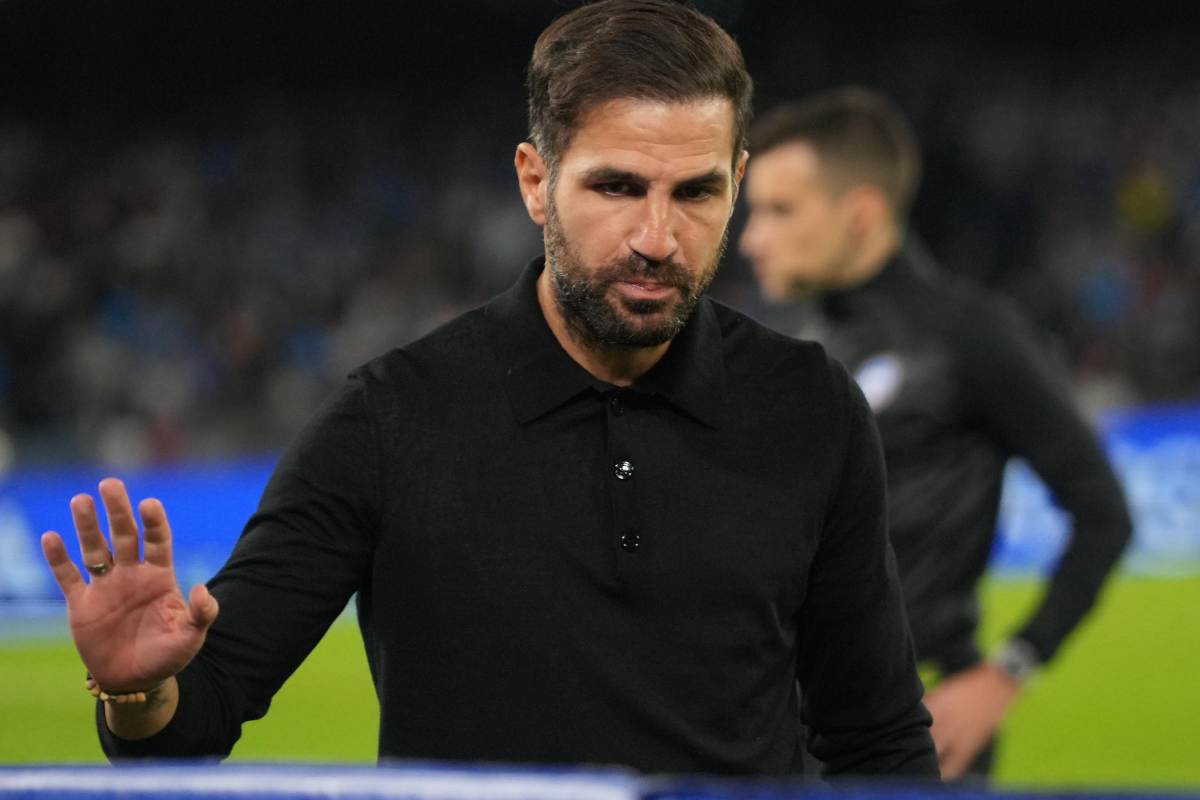 Cesc Fabregas durante la fine di una gara scuro in volto