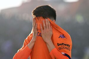 Un giocatore della Fiorentina mentre piange dopo la sconfitta col Verona