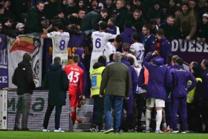 I giocatori della Fiorentina che parlano con i tifosi dopo l'ennesima sconfitta