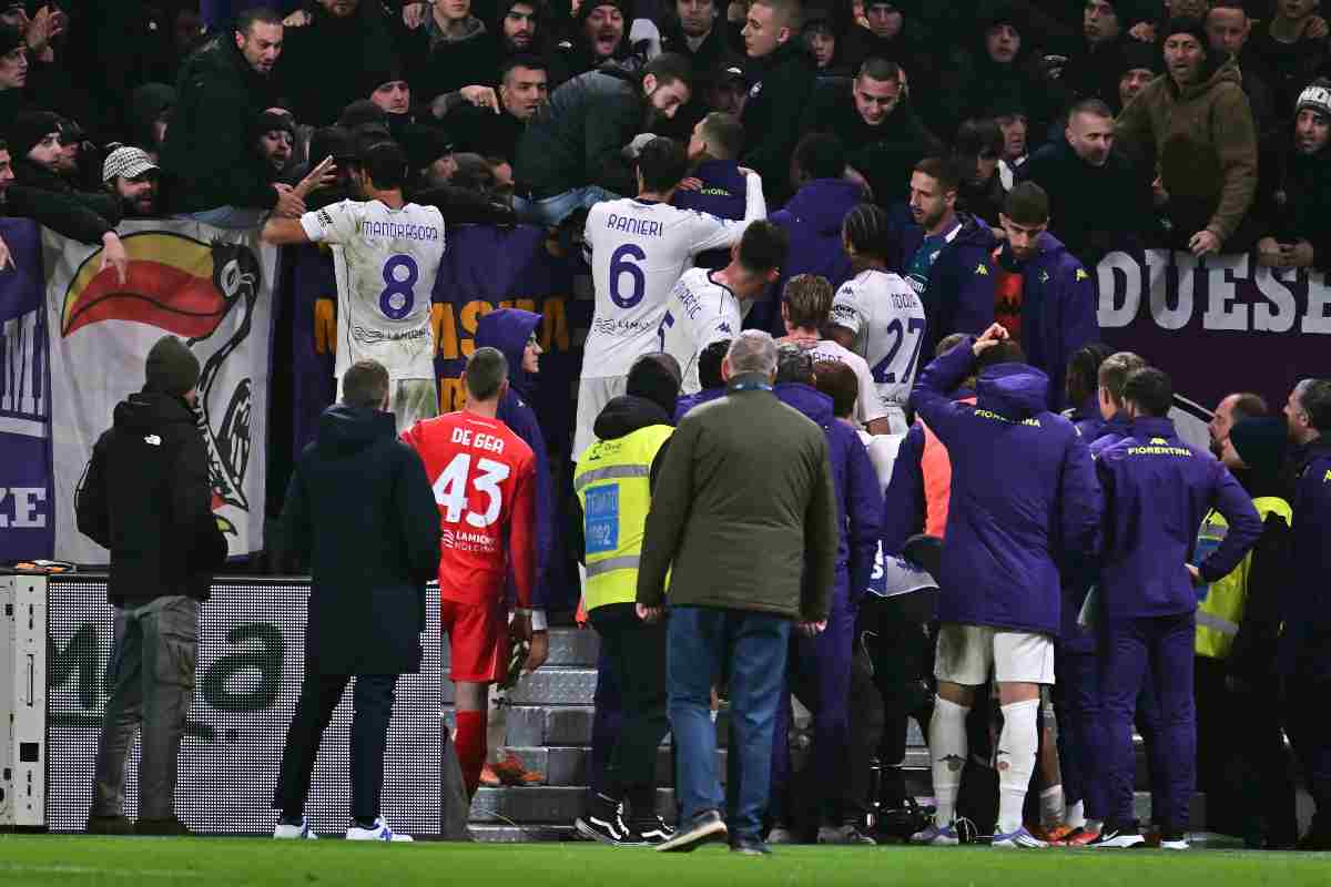 I giocatori della Fiorentina che parlano con i tifosi dopo l'ennesima sconfitta