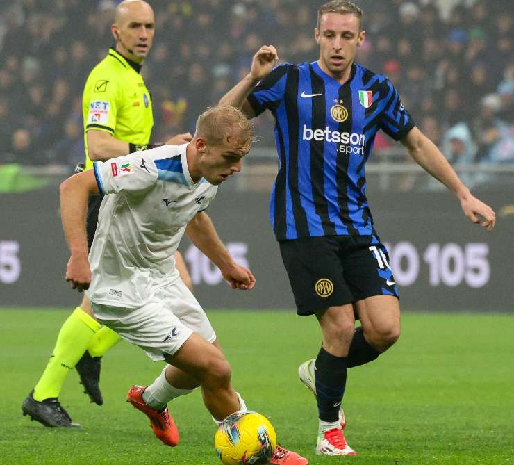 Davide Frattesi mentre cerca di superare Isaksen