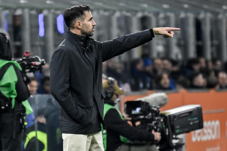 Fabregas mentre dà indicazioni a San Siro