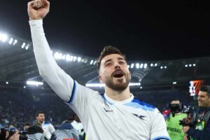 Il difensore della Lazio Mario Gila dopo una vittoria