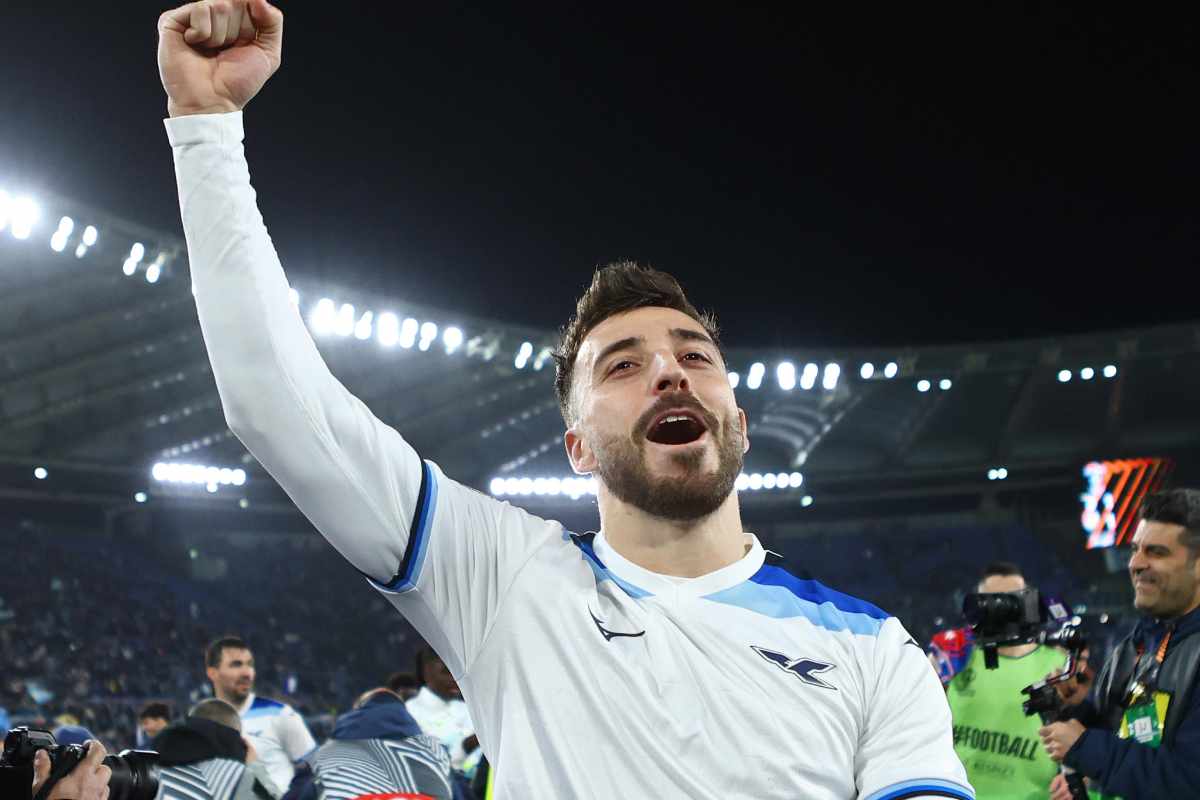 Il difensore della Lazio Mario Gila dopo una vittoria