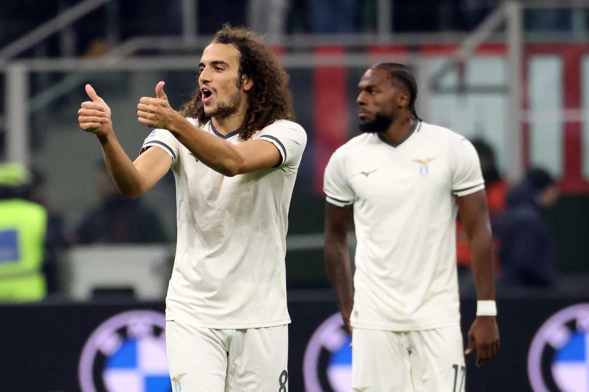 Matheo Guendouzi mentre discute con i suoi compagni durante una partita