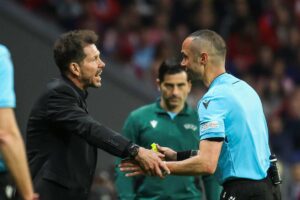 L'arbitro Guida mentre discute con Simeone dell'Atletico Madrid