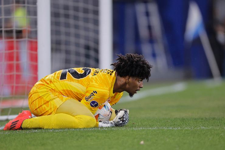 Il portiere Hugo mentre compie una parata