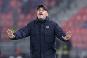 Vincenzo Italiano che consiglia ai suoi d stare calmi