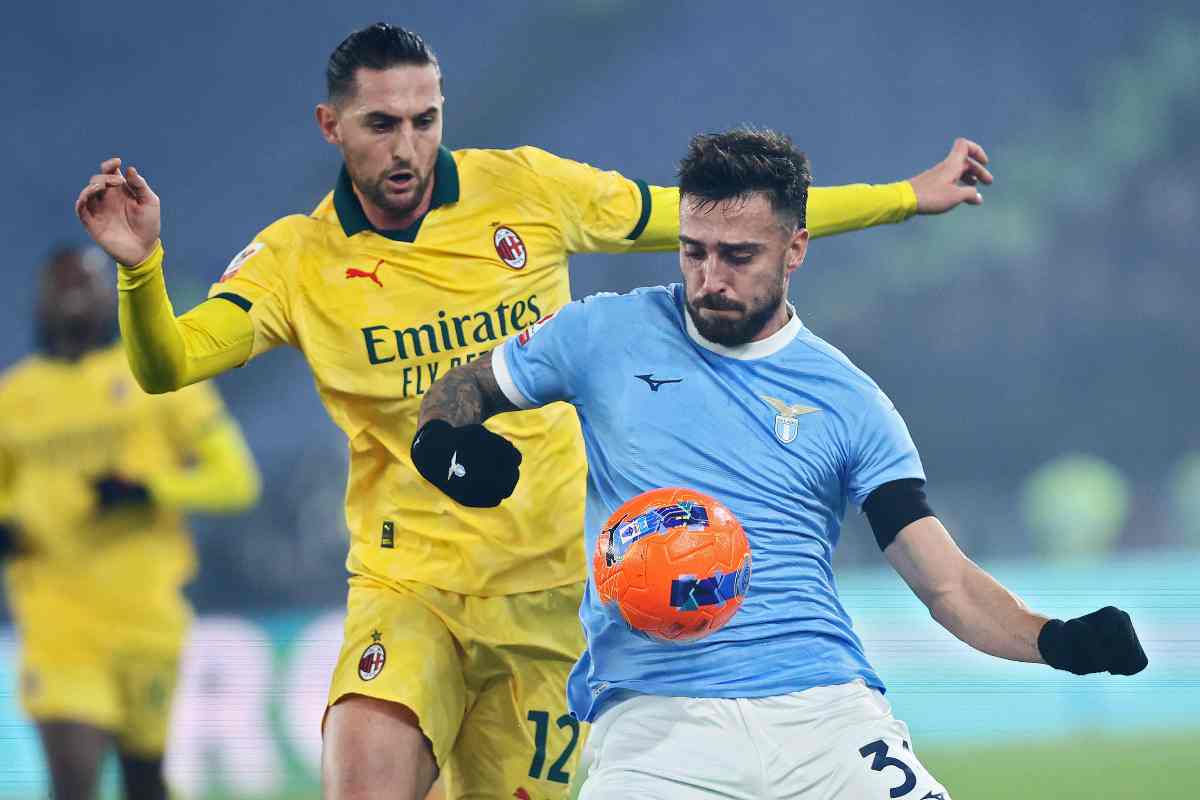 Gila e Rabiot si contendono un pallone durante la gara di coppa Italia Lazio-Milan