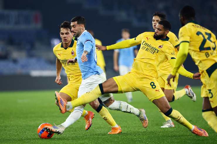 Il giocatore del Milan Loftus Cheek mentre contrasta Zaccagni in Lazio-Milan di coppa Italia