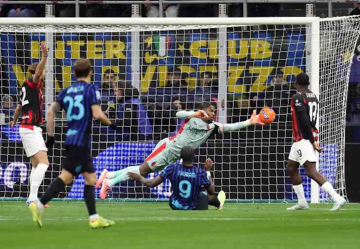 Maignan mentre compie una parata nel derby