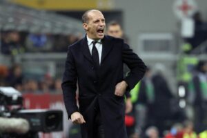Il tecnico del Milan Max Allegri mentre sprona la squadra