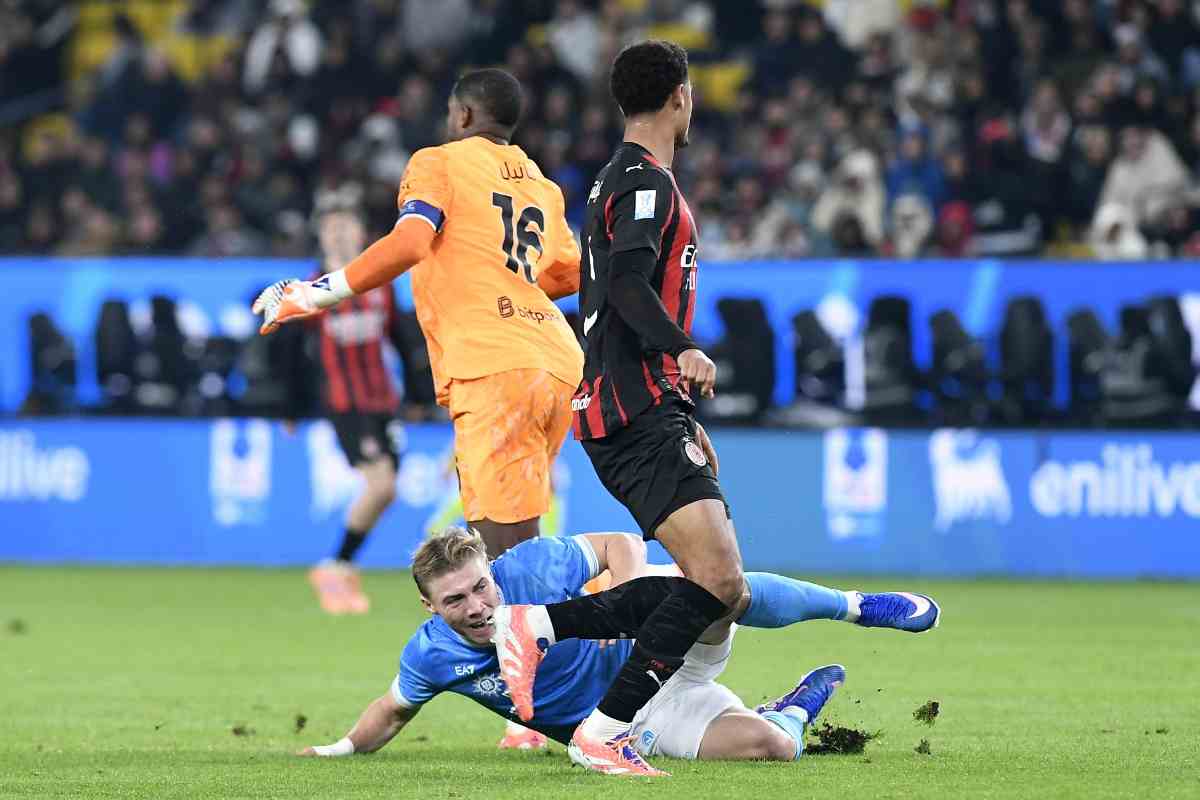 Il portiere del Mlan Maignan mentre si rende protagonista di un brutto episodio