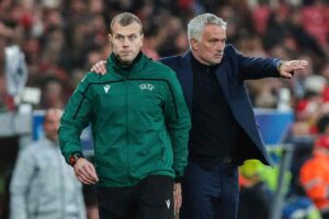 José Mourinho mentre esorta la squadra contro il Napoli