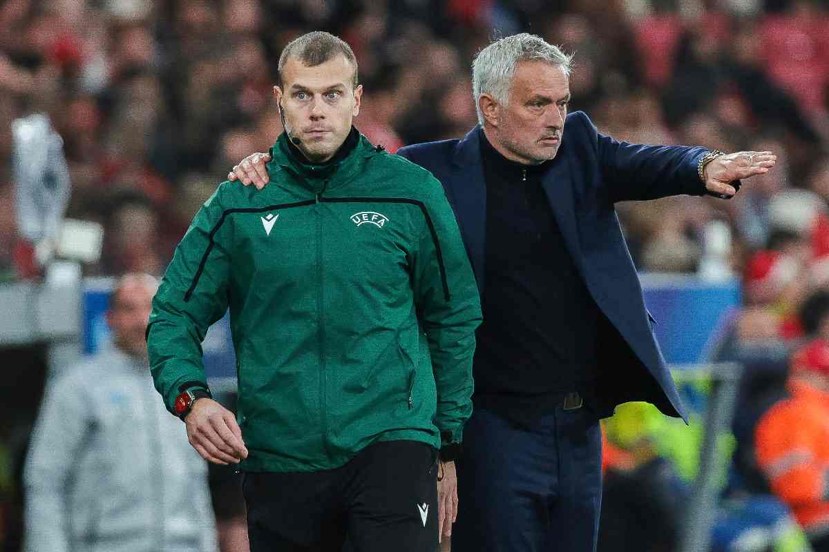 José Mourinho mentre esorta la squadra contro il Napoli