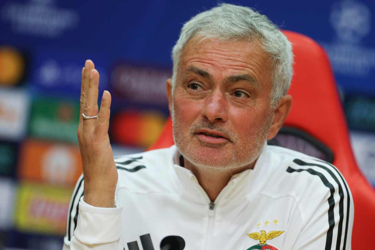 José Mourinho mentre presenta la sfida al Napoli