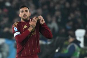 Lorenzo Pellegrini che mostra lo stemma della Roma dopo aver segnato