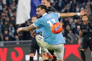 Taty Castellanos mentre cerca di prendere un pallone in area