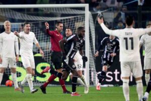 Il momento del gol di Davis nel finale di Udinese-Lazio che ha creato polemica