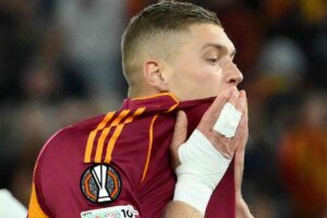 Dovbyk con le mani in faccia