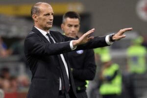 Max Allegri mentre dà disposizioni alla sua squadra