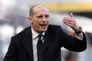 Il tecnico del Milan Max Allegri che sgrida i suoi giocatori