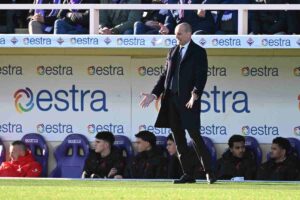 Allegri mentre si arrabbia con la squadra che non fa quello che lui aveva ordinato di fare contro la Fiorentina