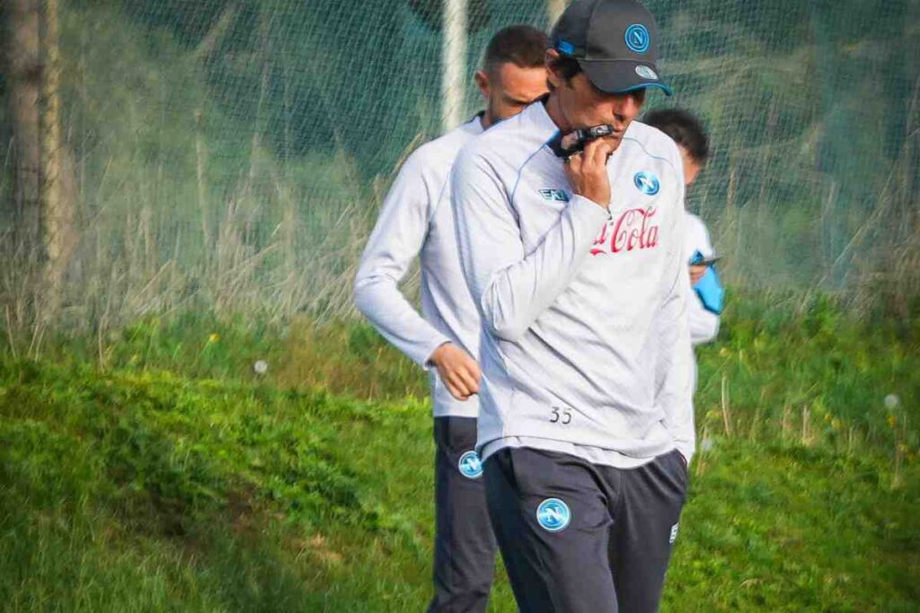 Antonio Conte mentre dirige un allenamento del Napoli