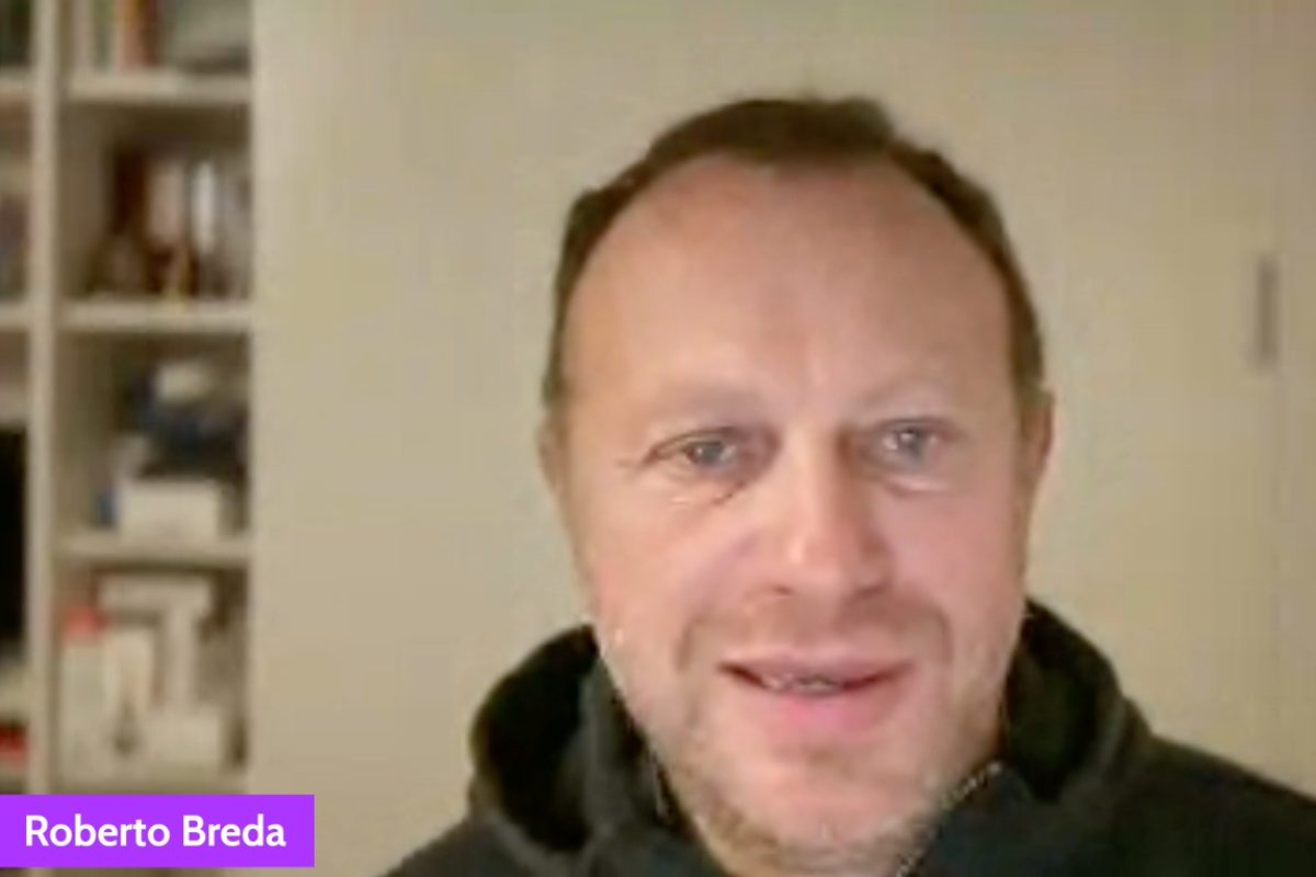 L'ex giocatore ora allenatore Roberto Breda mentre è ospite a Calciosub