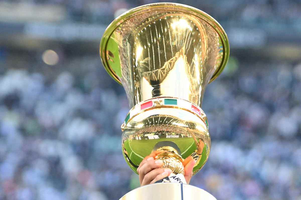 La Coppa Italia appena sollevata al cielo