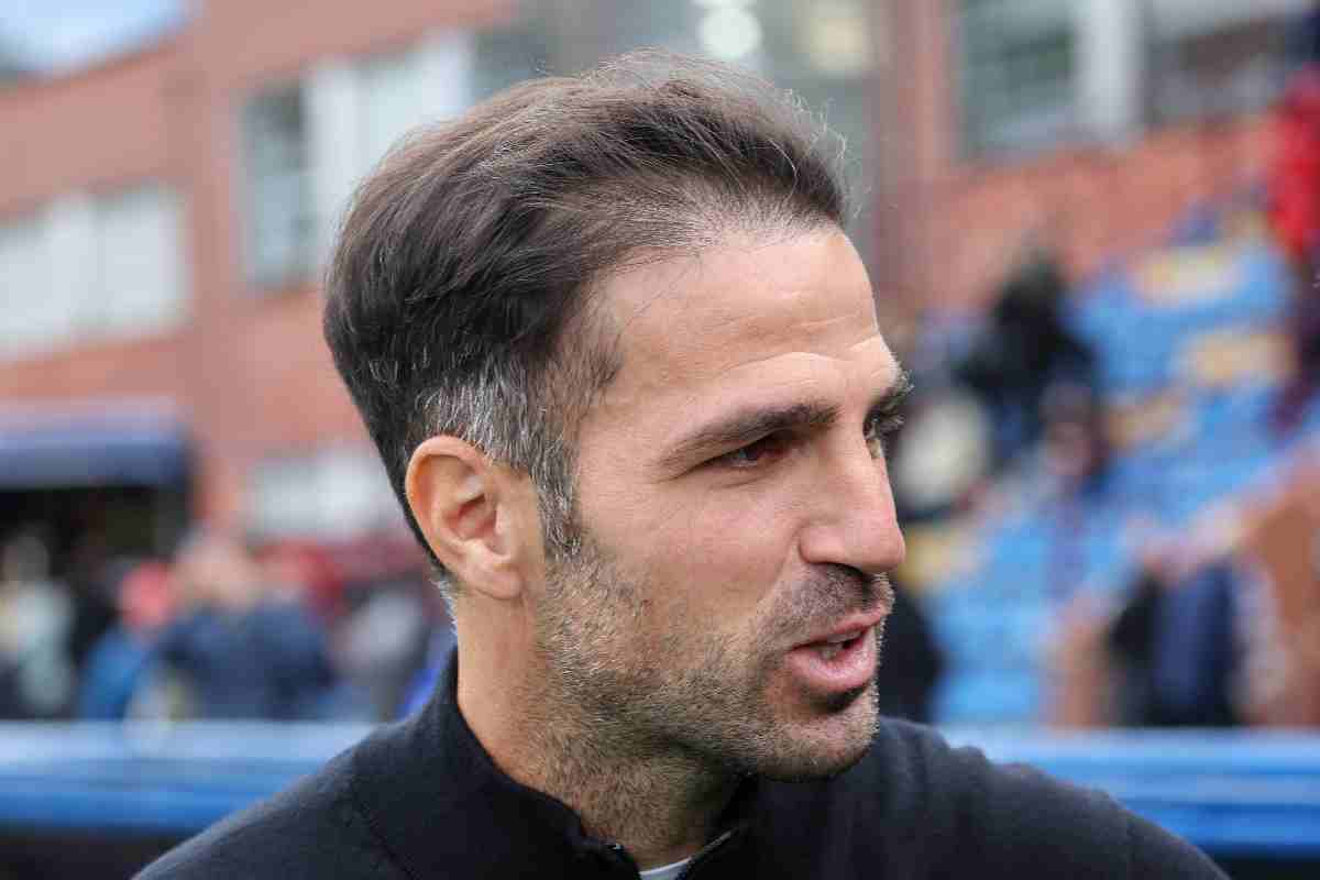 Cesc Fabregas alla fine di una vittoria del Como che si complimenta con i suoi giocatori