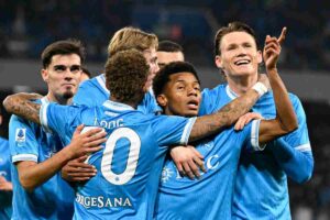I giocatori del Napoli che festeggiano dopo un gol