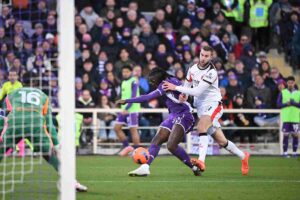 Un momento di Fiorentina Milan con Kean contrastato da Pulisic