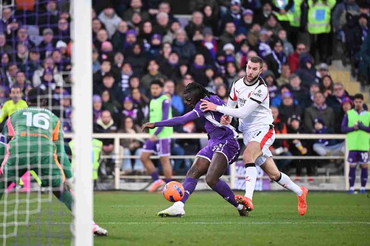 Un momento di Fiorentina Milan con Kean contrastato da Pulisic