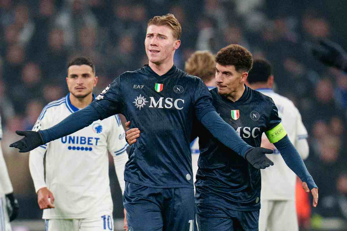 L'attaccante del Napoli Hojilund mentre si lamenta con un arbitro in Champions League