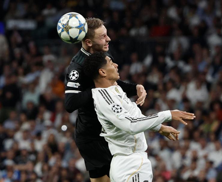 Koopmeiners mentre lotta in mezzo al campo