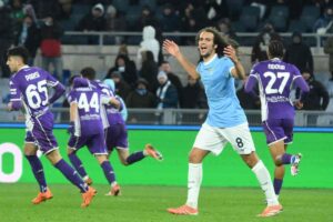 Guendouzi durante la gara con la Fiorentina che si arrabbia con l'arbitro