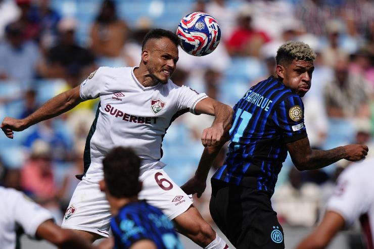 Luis Henrique mentre cerca di vincere un contrasto di testa