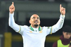 Il nuovo attaccante della Roma malen che gioisce per il gol al debutto